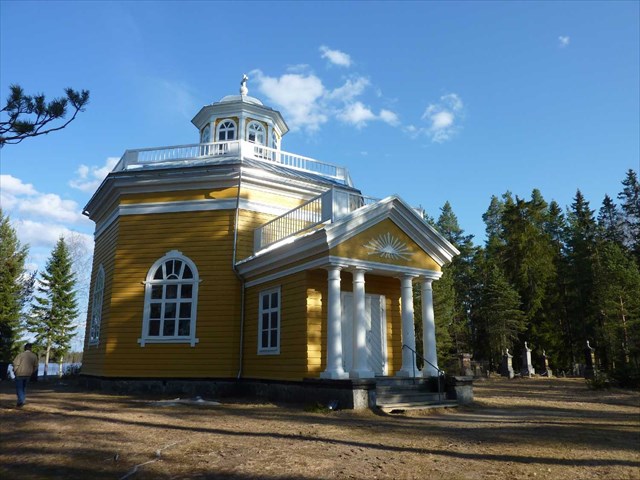 Keltainen kirkkorakennus